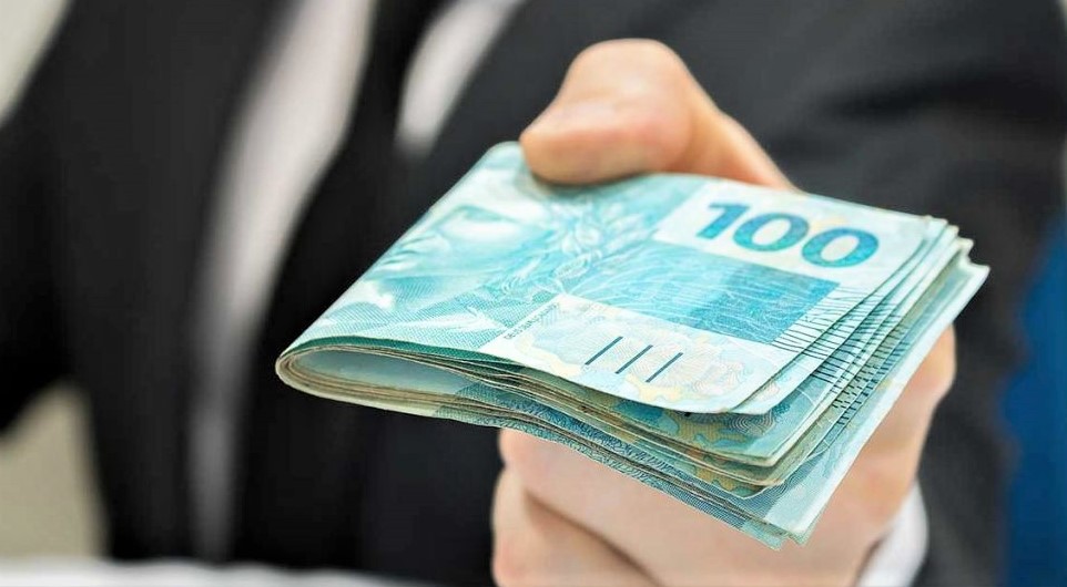 homem dando dinheiro
